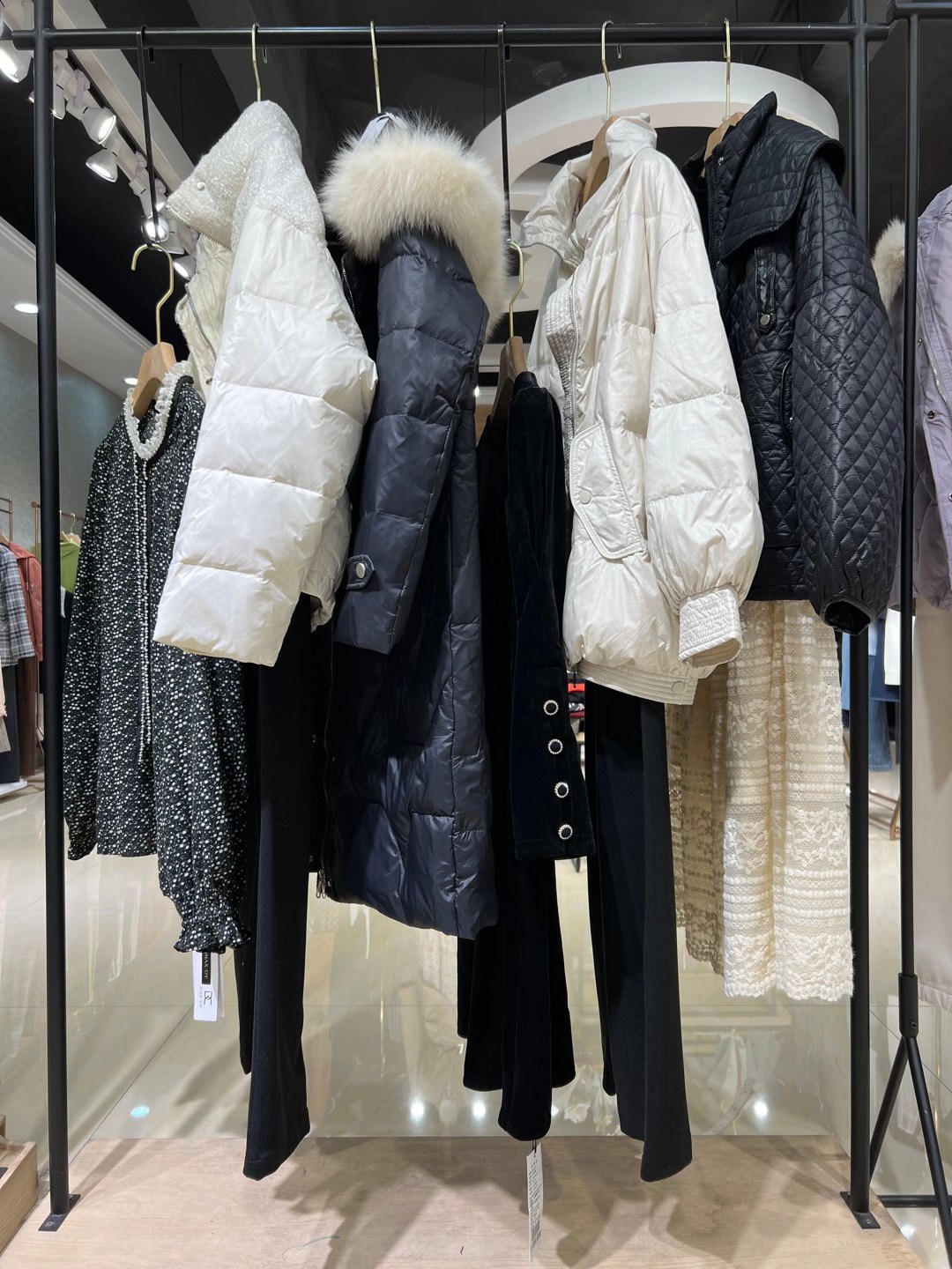 淘寶品牌女裝折扣尾貨雜款走份批發(fā)拿貨 品牌折扣女裝瑪斯荻娃2022秋冬