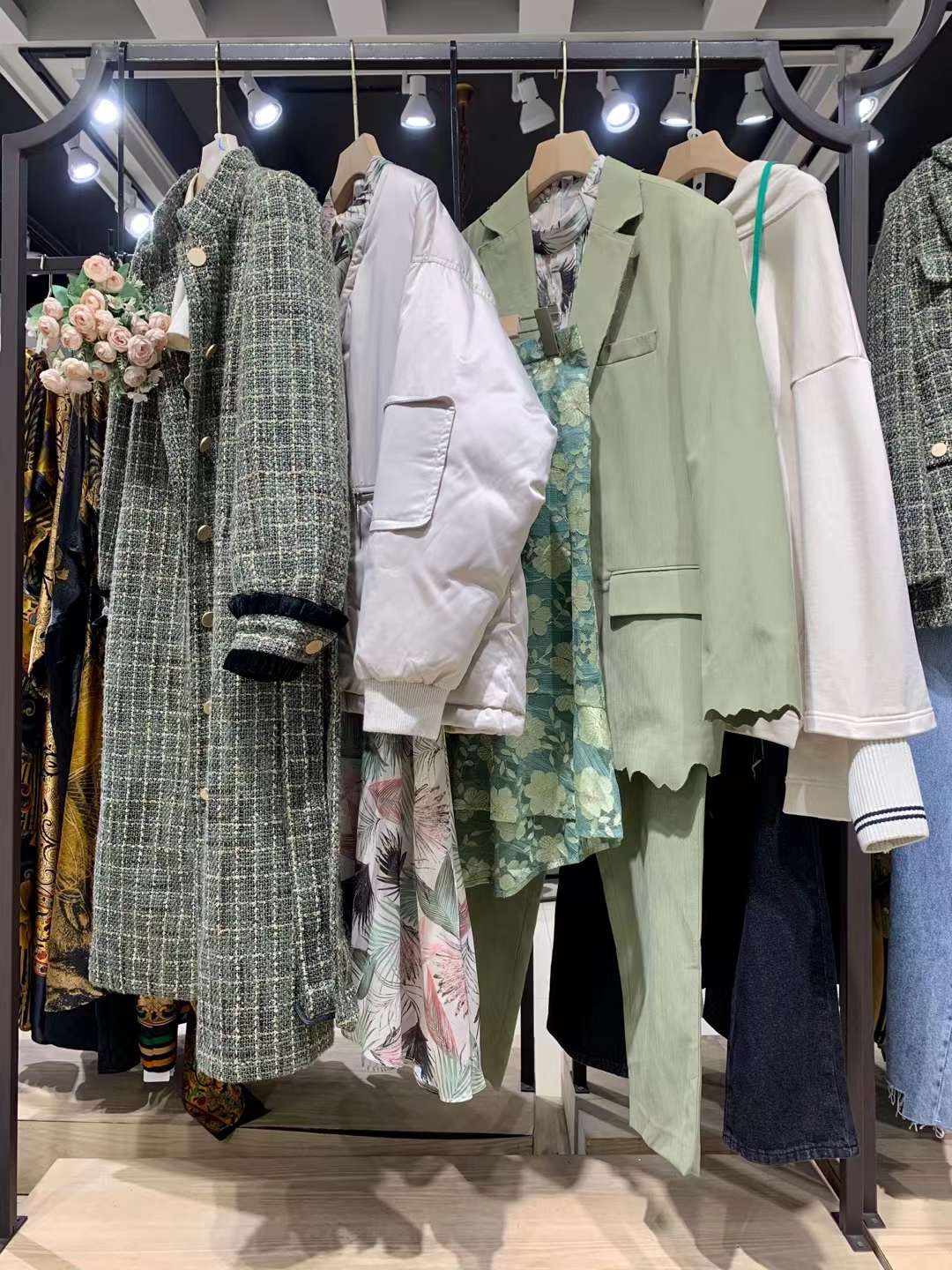 ROSEMOO容子木國(guó)內(nèi)知 名休閑女裝品牌折扣庫存尾貨專柜批發(fā)一手貨源?
