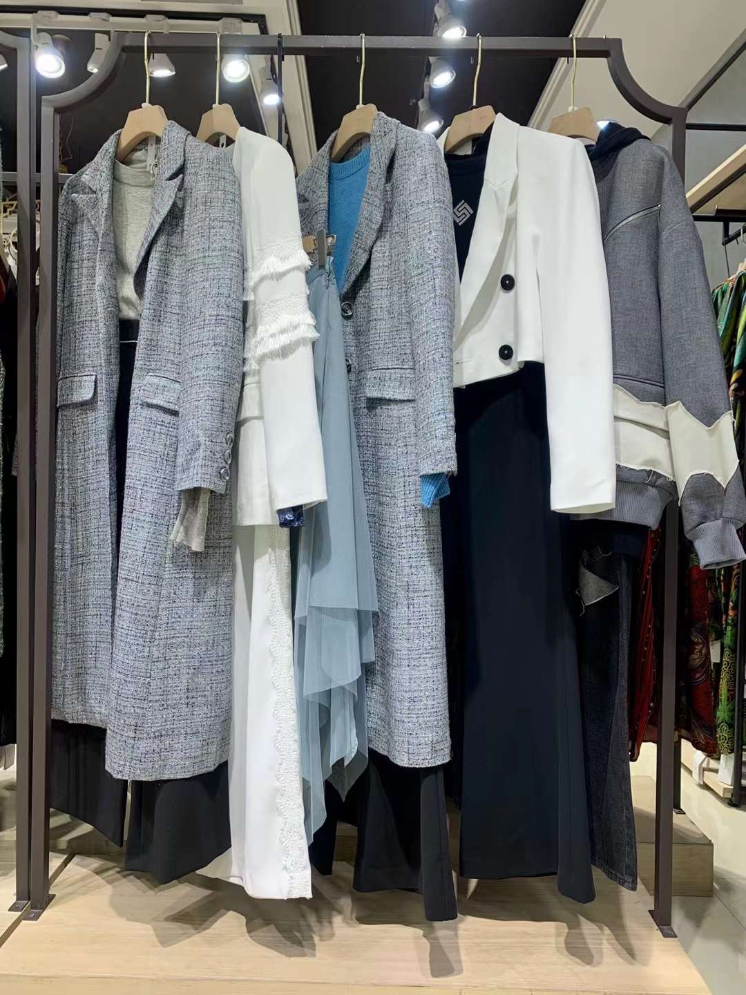 ROSEMOO容子木國(guó)內(nèi)知 名休閑女裝品牌折扣庫存尾貨專柜批發(fā)一手貨源?