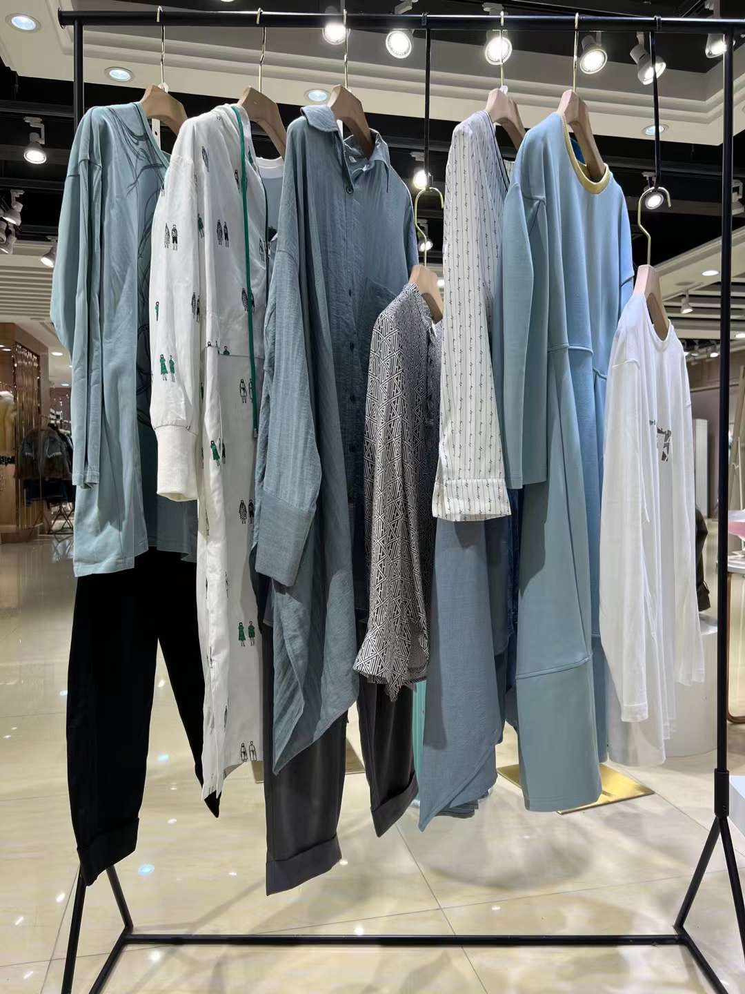 商場撤柜品牌折扣女裝尾貨庫存一手貨源批發(fā) 撤柜折扣女裝述忘2022秋冬