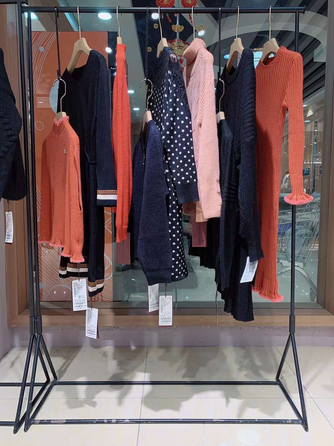 商場(chǎng)撤柜衣服女裝尾貨批發(fā)一般打幾折？miss寶姿毛衣2022秋冬