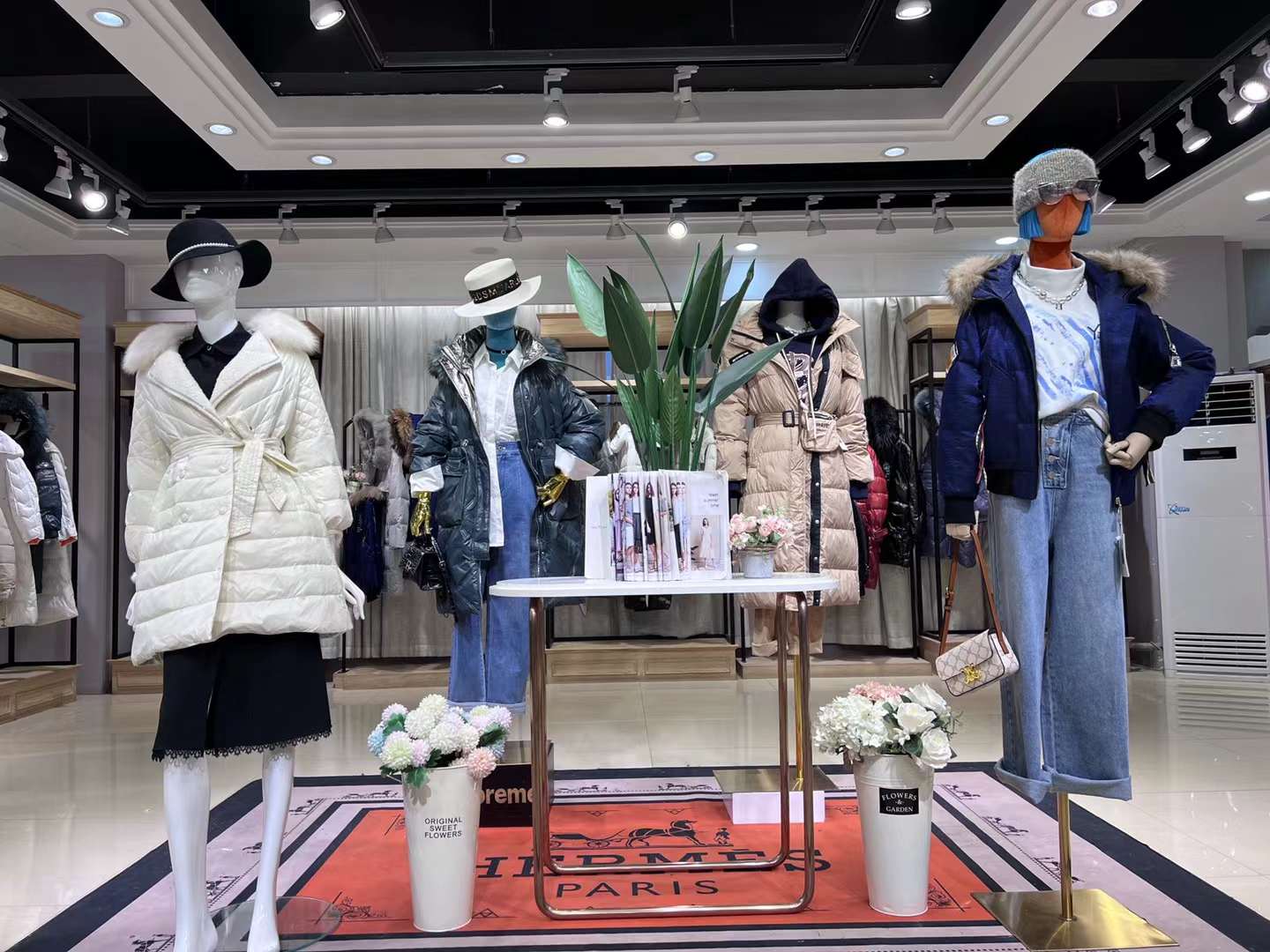 【蔻姿羽絨服】22冬豪毛領(lǐng)羽絨服品牌女裝折扣批發(fā)供應(yīng)商 正 品女裝折扣網(wǎng)