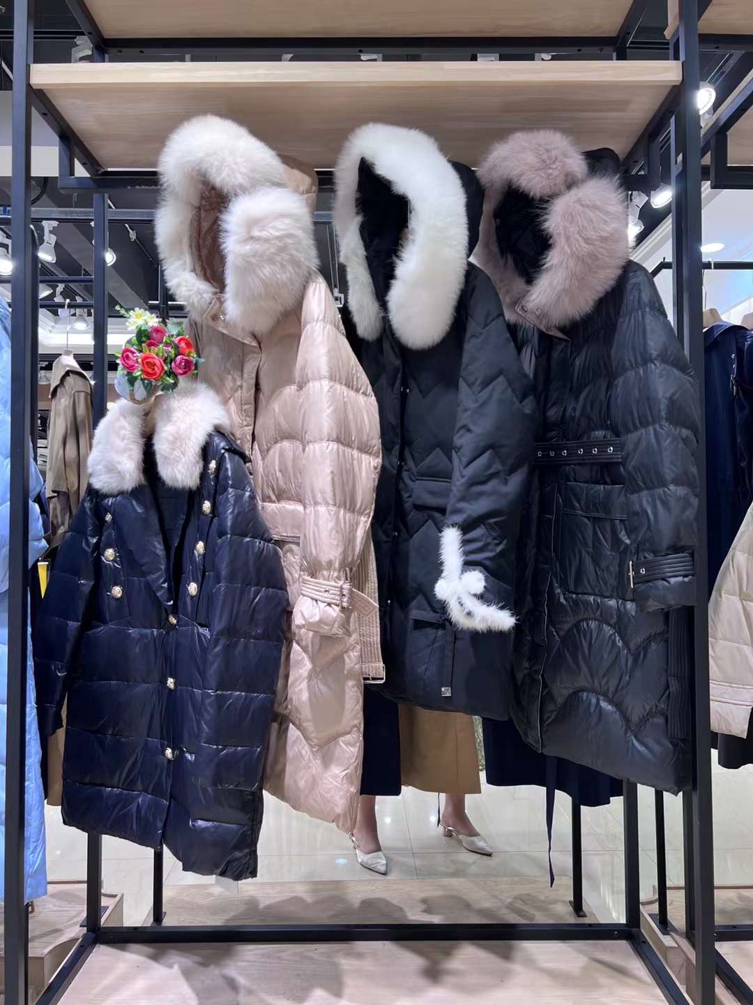 【蔻姿羽絨服】22冬豪毛領(lǐng)羽絨服品牌女裝折扣批發(fā)供應(yīng)商 正 品女裝折扣網(wǎng)