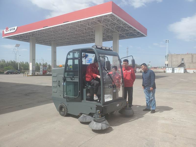 榆林加油站用迅之潔駕駛式全封閉掃地車XZJ-2000S