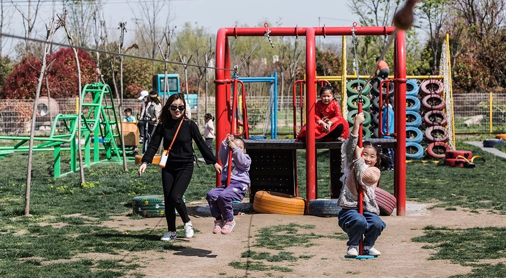 景區(qū)無動力游樂設(shè)備網(wǎng)紅打卡彩虹滑道秋千兒童滑索