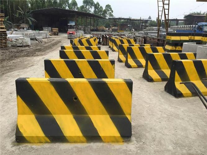 山東青島隔離墩批發(fā)價(jià)、隔離墩廠家現(xiàn)貨供應(yīng)