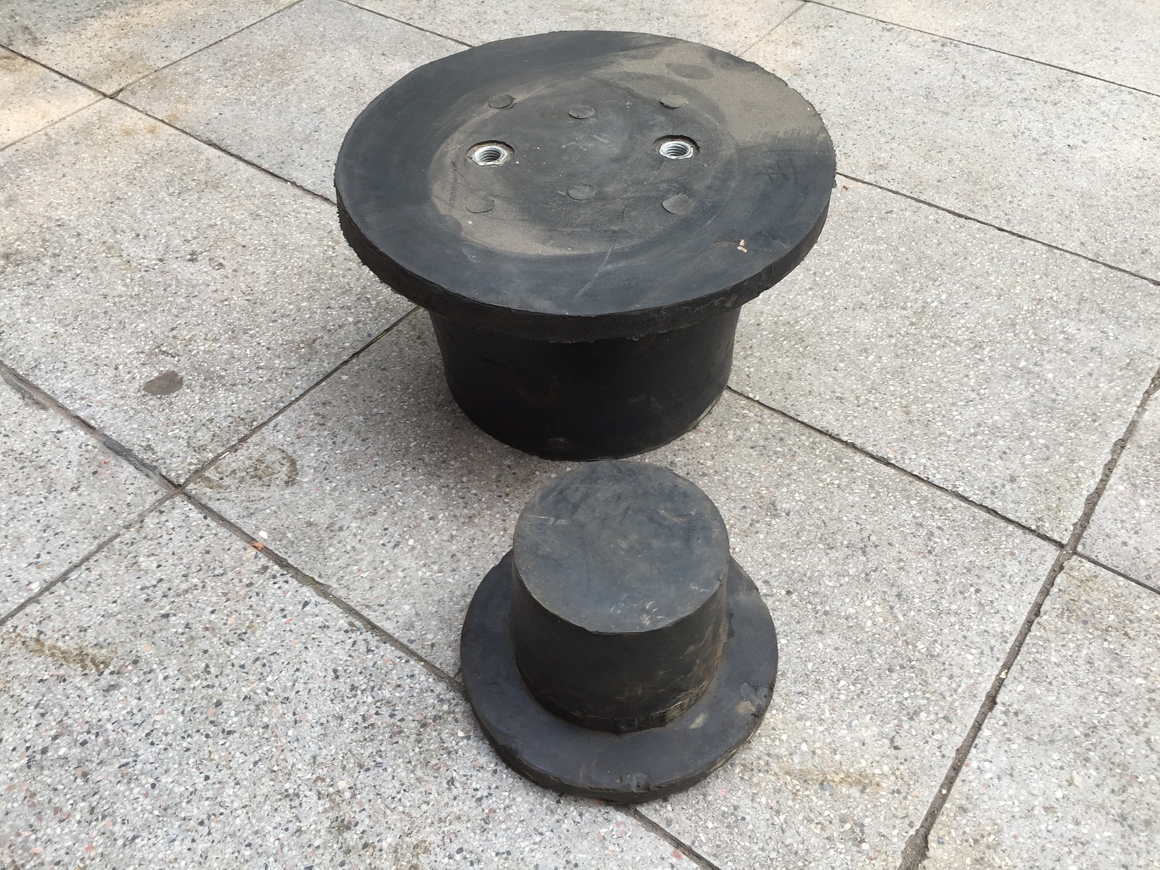 10噸萊州龍誠(chéng)陶瓷球磨機(jī)橡膠塞DN110歐神諾陶瓷機(jī)械堵進(jìn)出料口用夾布密封蓋dn120耐磨防撞擊球塞φ130