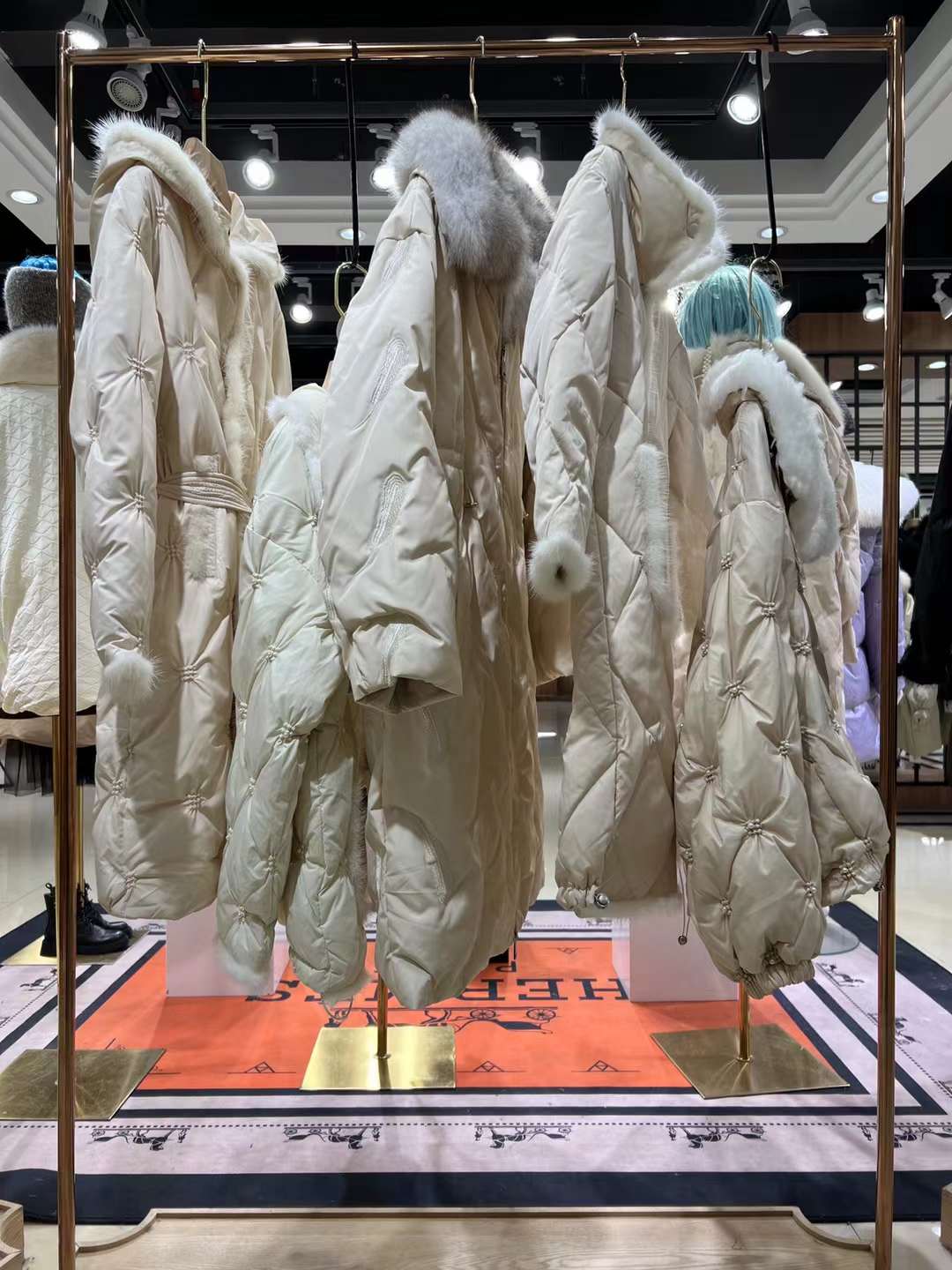 【T·Y皮草鵝絨服】22冬北京高奢品牌服裝庫存雜款尾貨女裝折扣一折批發(fā)拿貨