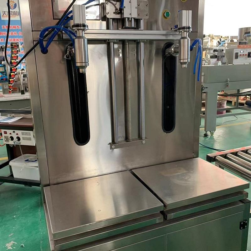 半自動稱重灌裝機(jī) 天魯TLCG大豆油灌裝機(jī) 花生油灌裝機(jī)