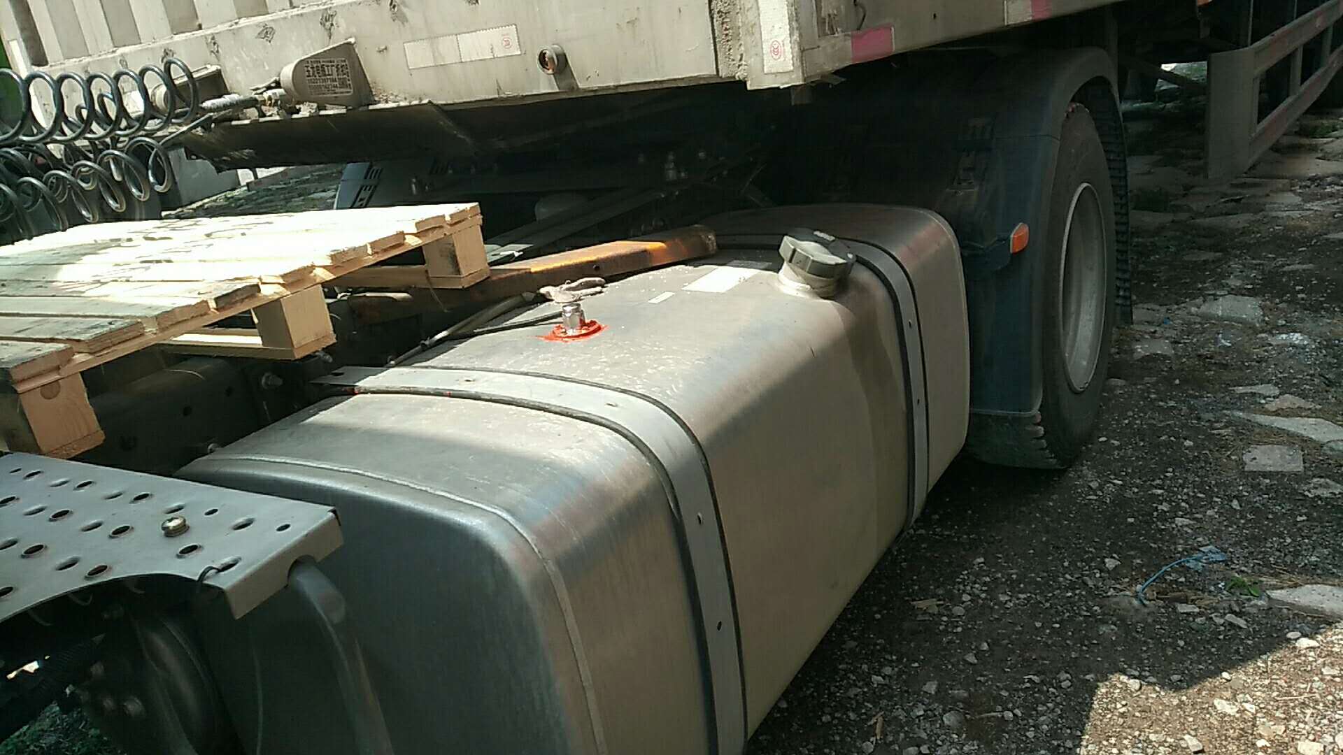 貨車油耗監(jiān)控運(yùn)輸車油量監(jiān)控GPS定位防偷油 GPS貨車油耗監(jiān)控