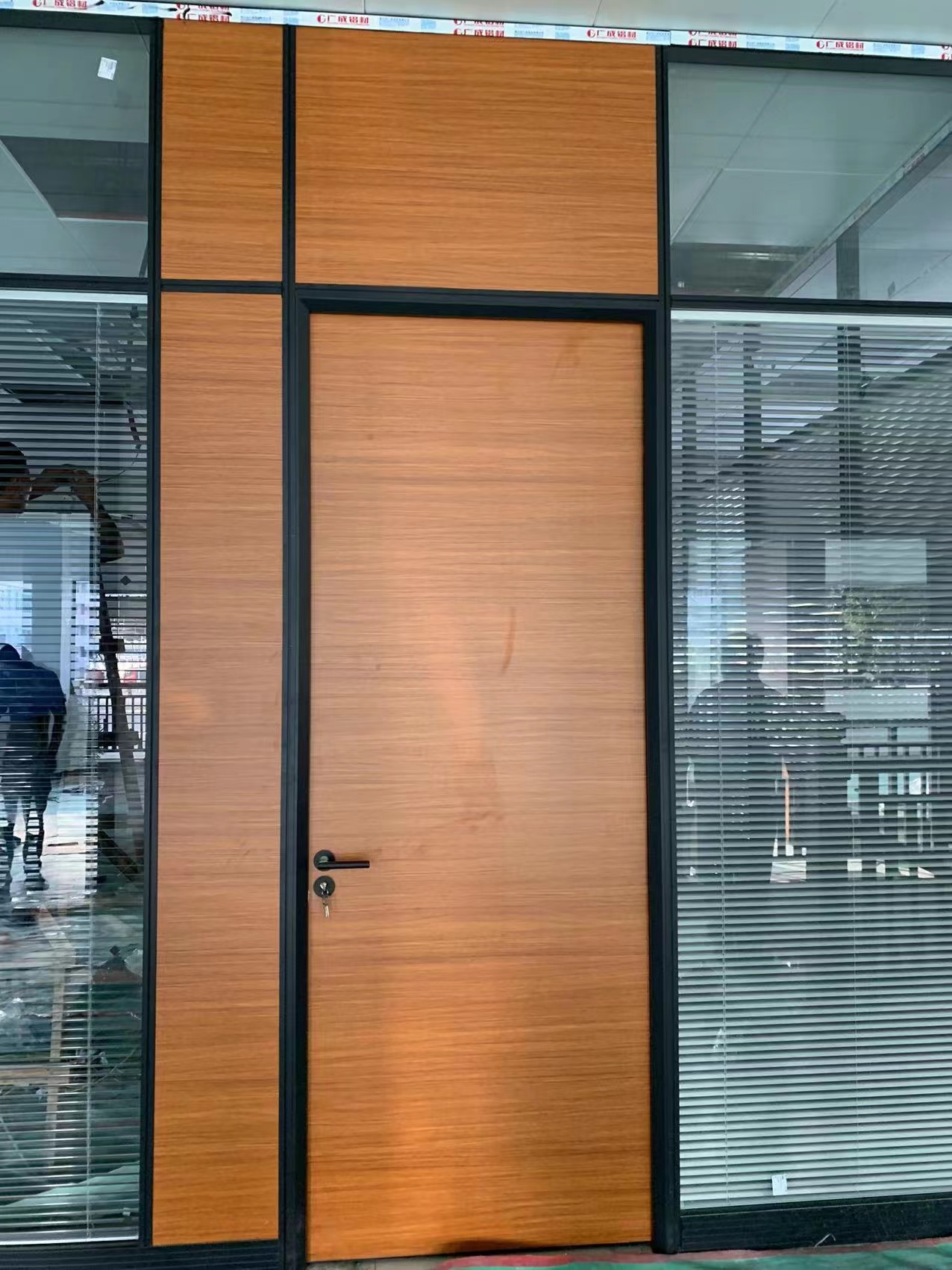 玻璃隔斷木門   百葉 高隔生態(tài)木門   帶門楣木門   深圳鋁木門廠家