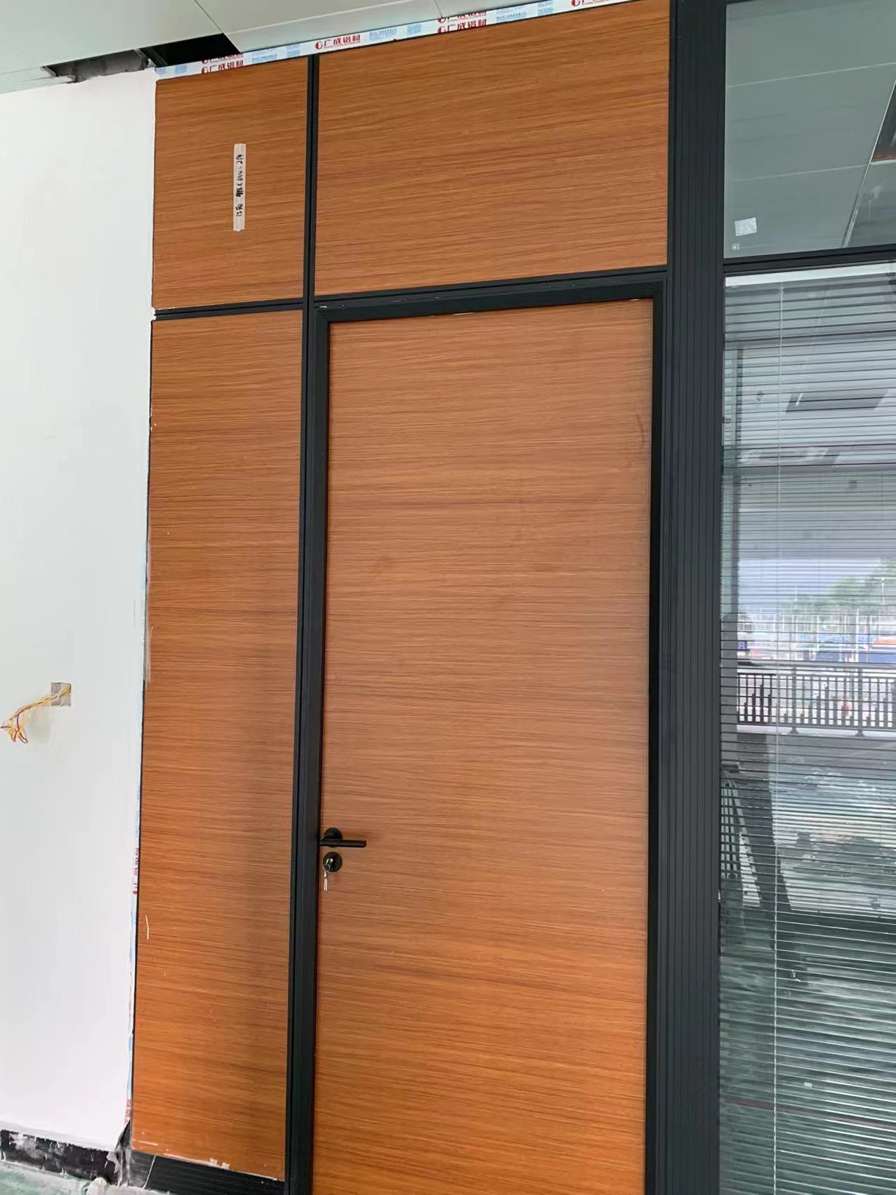 玻璃隔斷木門   百葉 高隔生態(tài)木門   帶門楣木門   深圳鋁木門廠家