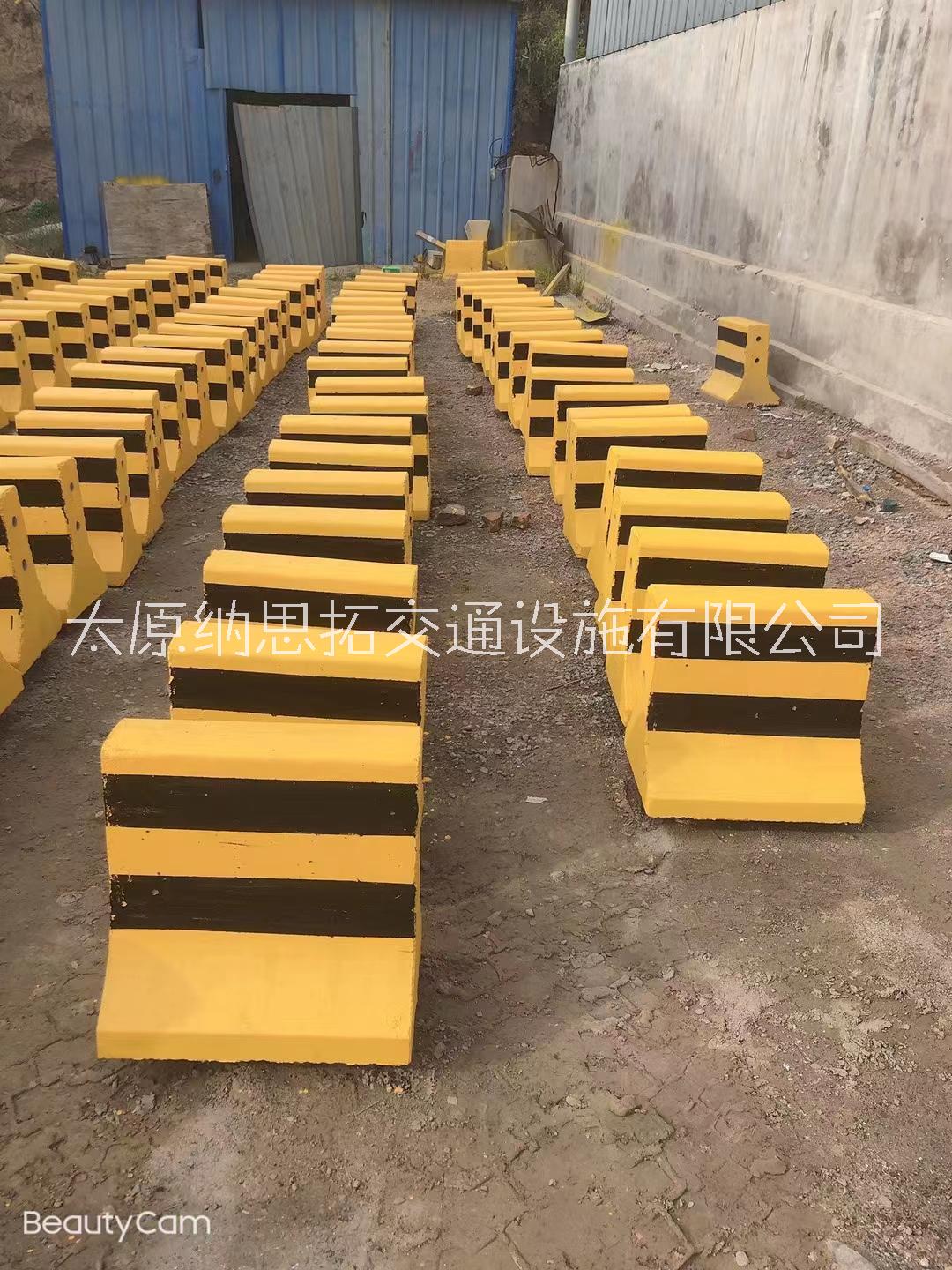 臨汾水泥警示墩黑黃色水泥墩停車(chē)場(chǎng)隔離墩廠家