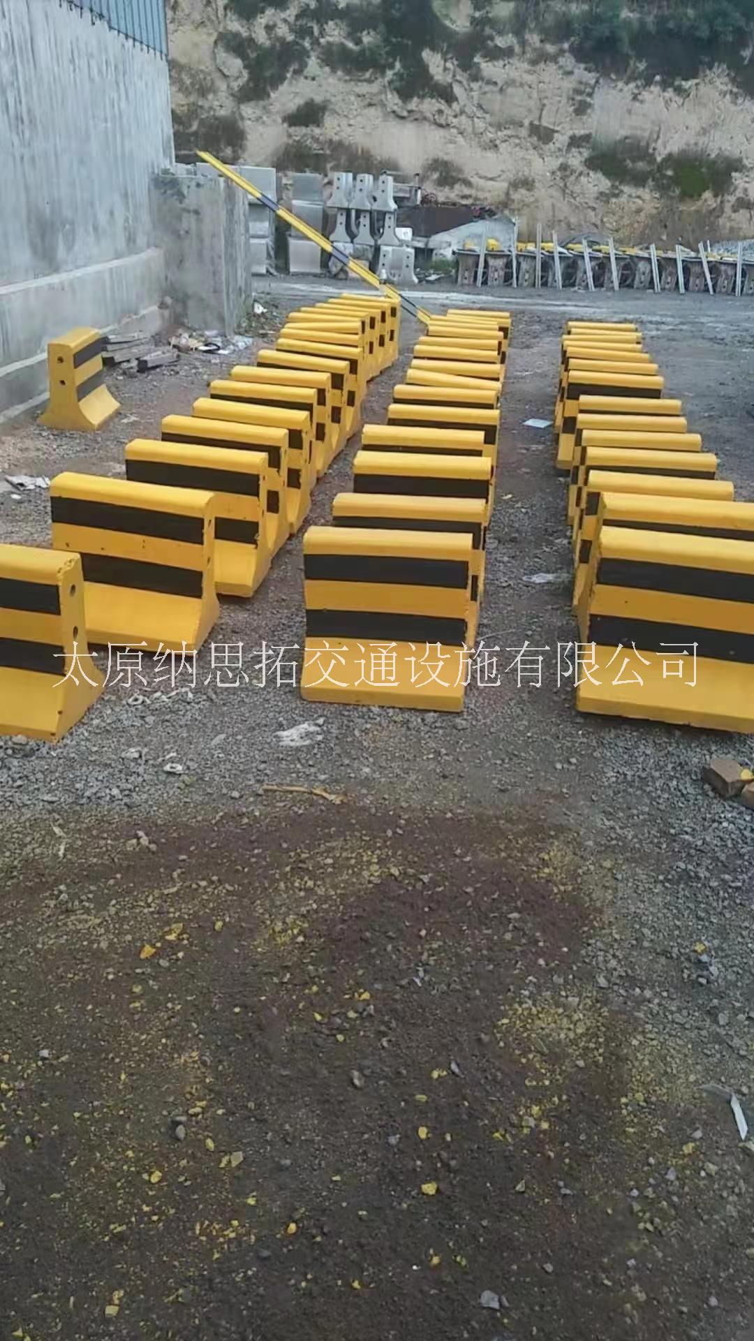 山西太原水泥隔離墩小區(qū)水泥墩生產(chǎn)廠家
