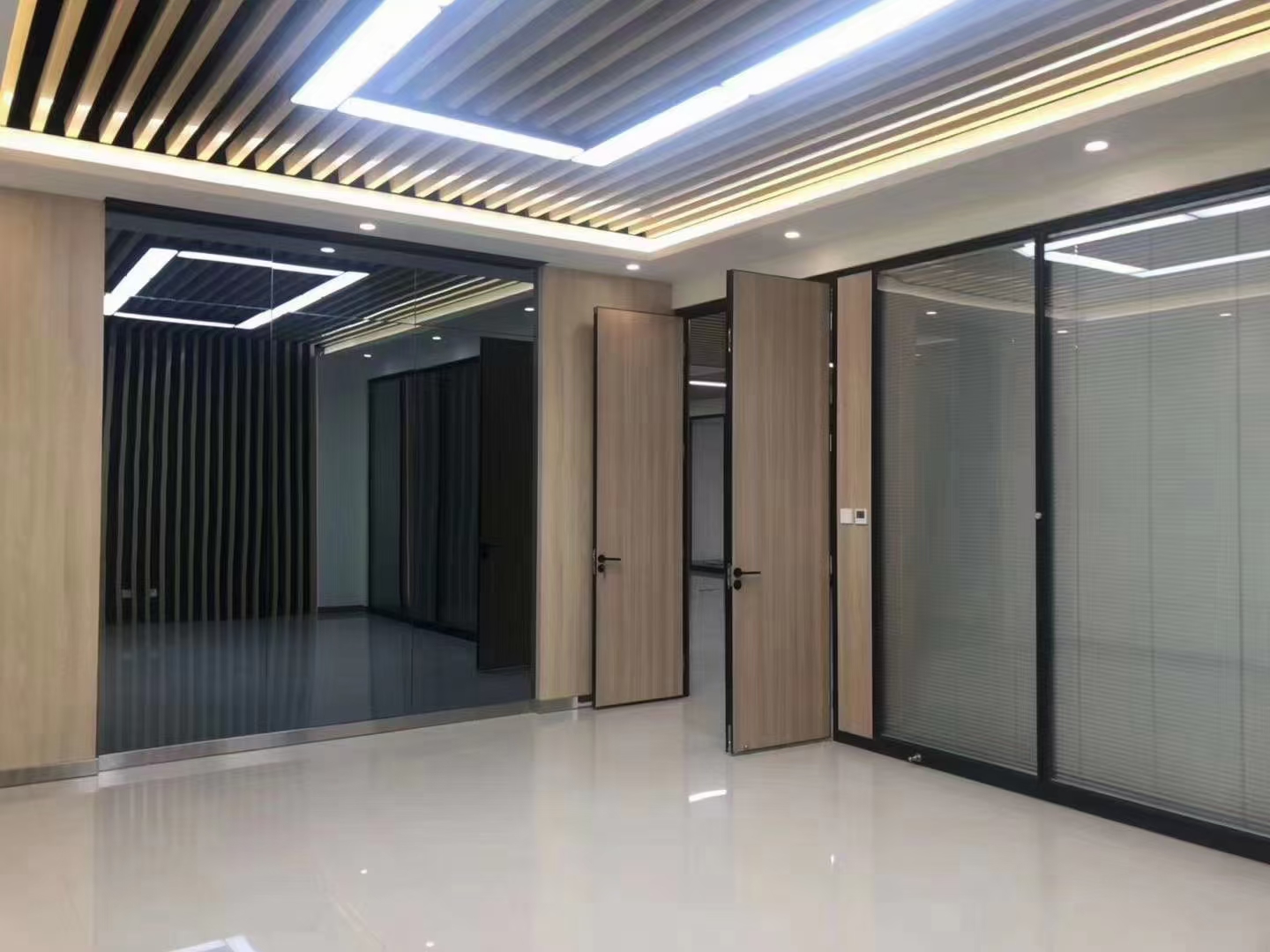 深圳鋁木門 高定木門的加工現(xiàn)狀