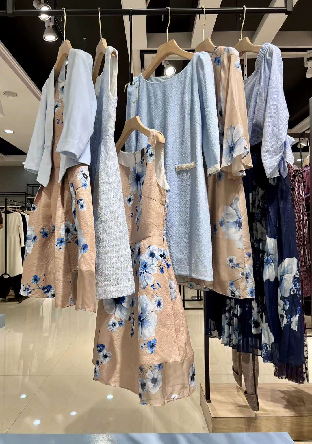 專柜正 品女裝品牌折扣尾貨清倉直播實體貨源 朗黛國際2022