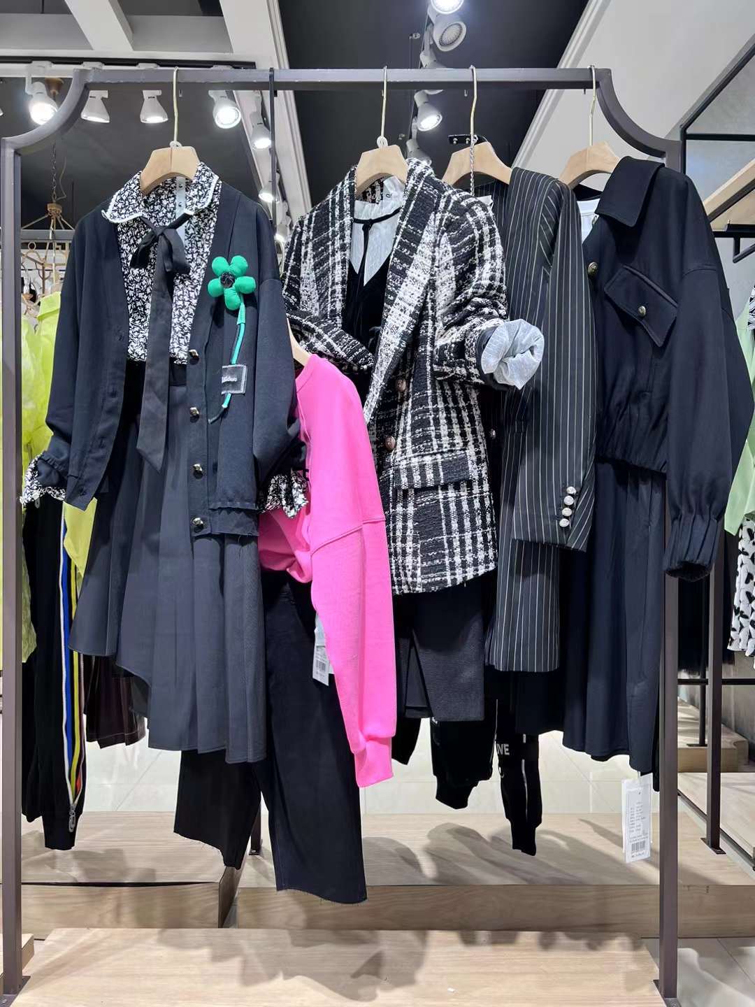 迪笛歐2023新款夏品牌折扣女裝尾貨雜款批發(fā)地?cái)倢?shí)體貨源走份
