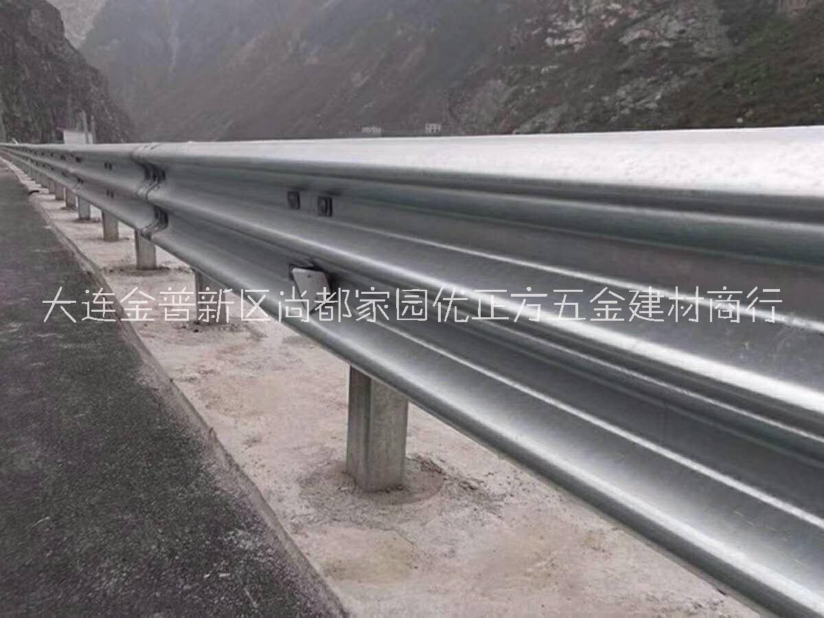 大連道路波形防撞板 大連高速護(hù)欄板 大連公路兩側(cè)防撞圍擋
