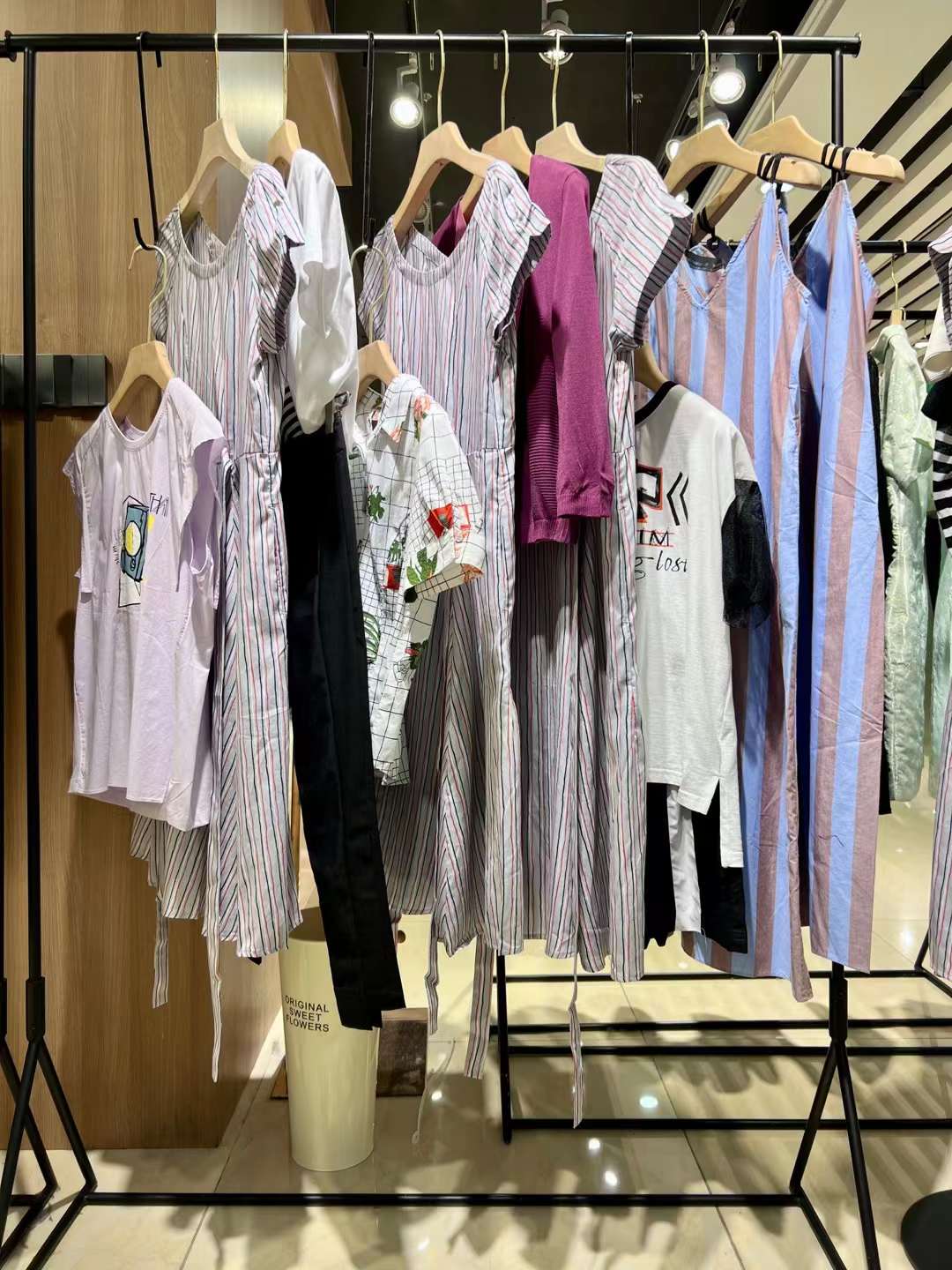 熙然2023新款夏品牌折扣女裝尾貨批發(fā)走份地?cái)傊辈ヒ皇重浽?  title=