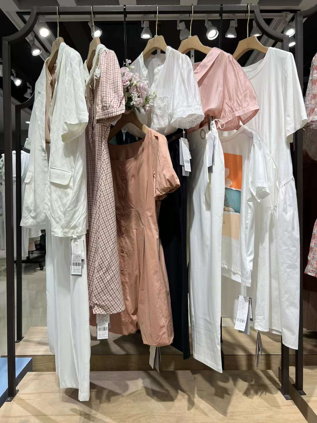 朝花夕拾2023 夏撤柜品牌折扣女裝尾貨尾單清倉杭州四季青批發(fā)一手貨源