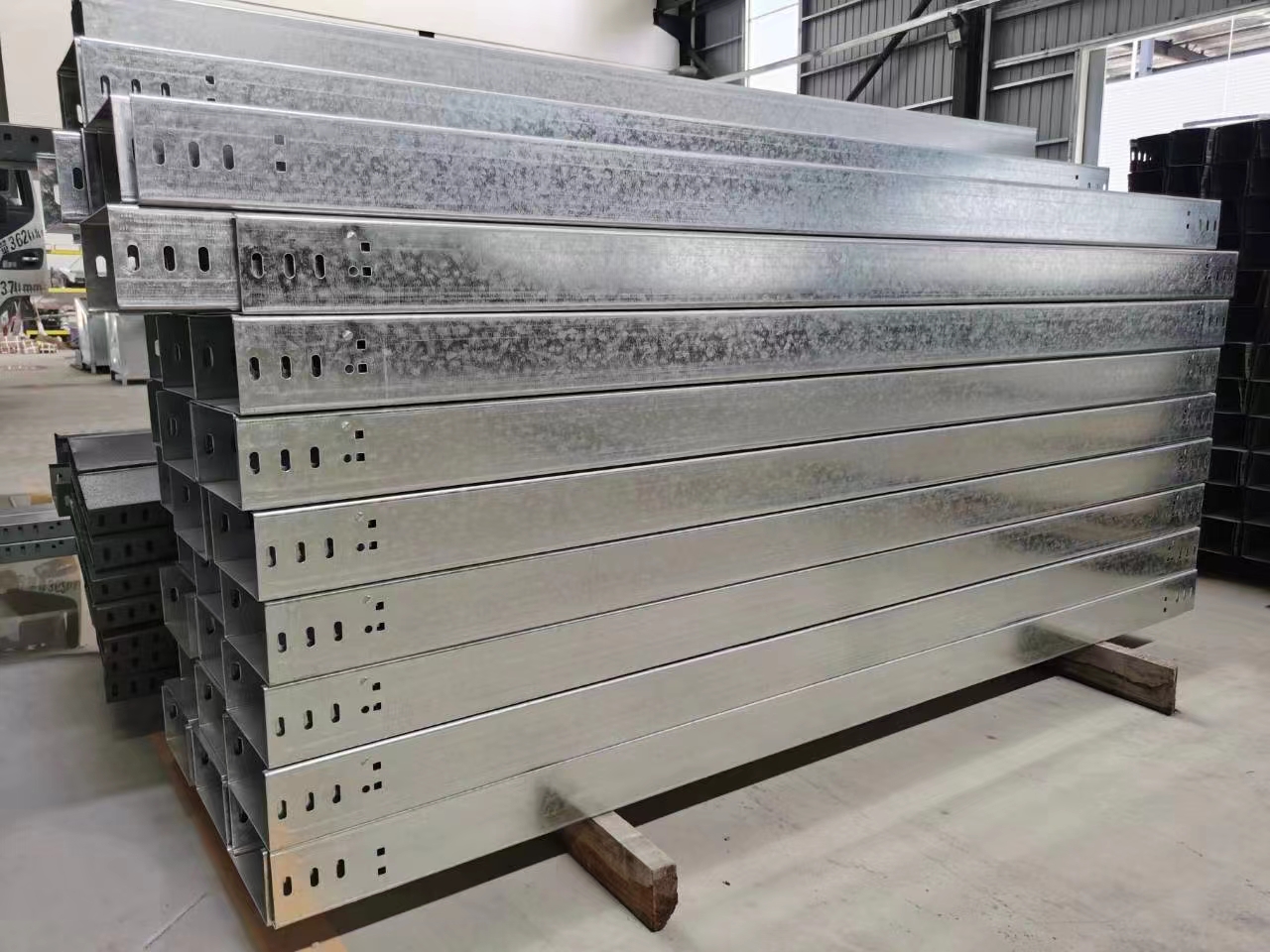 貴陽 槽式橋架定制選擇國晟橋架廠家_質(zhì)量好_產(chǎn)品齊全