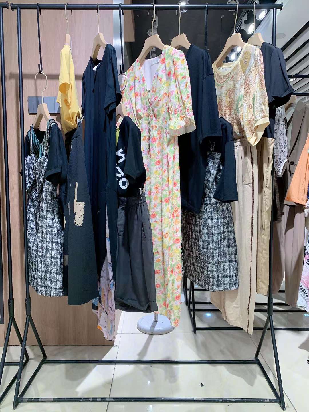 述忘2023夏品牌女裝剪標(biāo)折扣批發(fā)一手貨源 實(shí)體直播品牌折扣尾貨