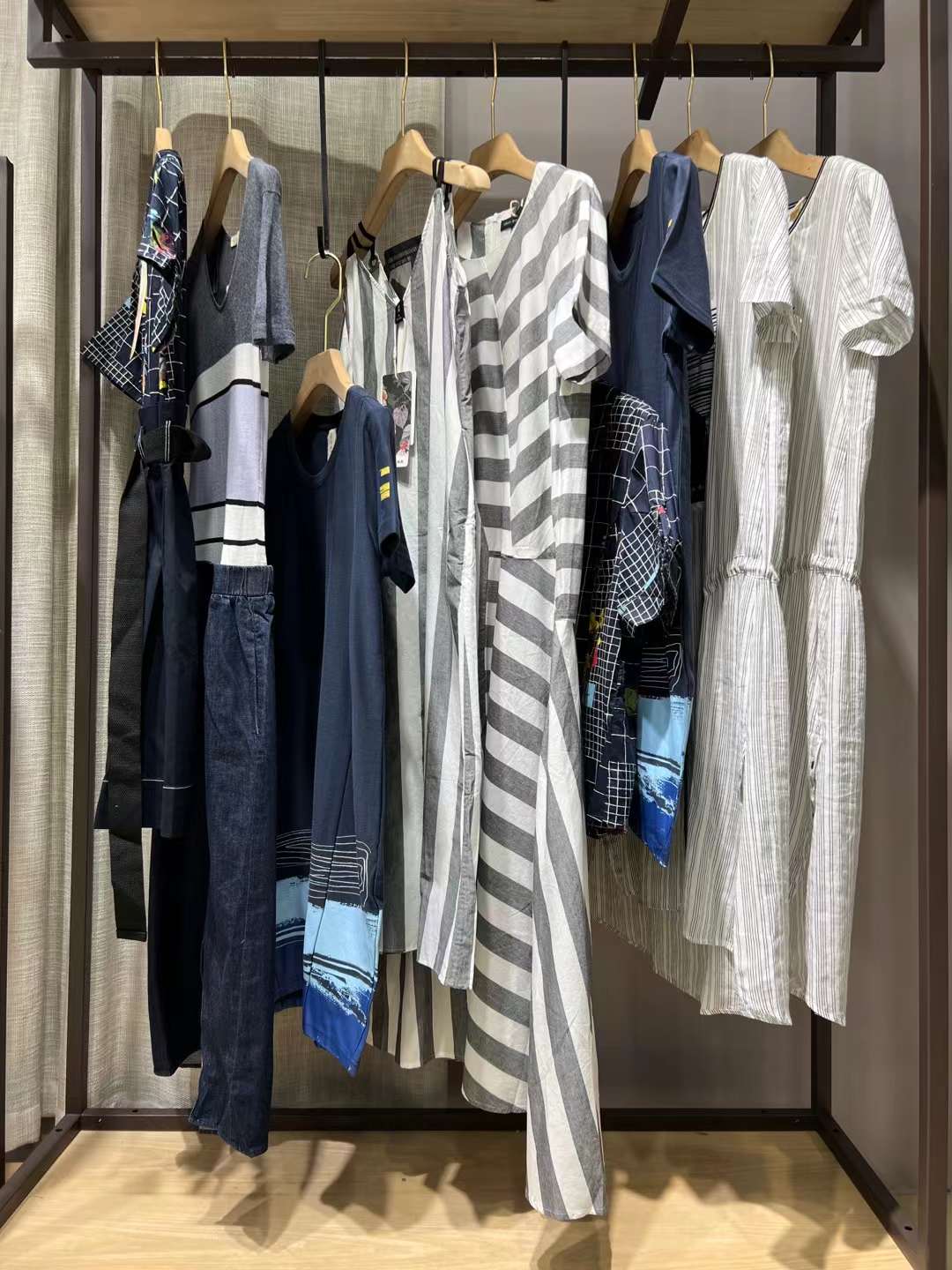 熙然 2023夏品牌撤柜折扣女裝尾貨一手貨源工廠檔口清倉(cāng)批發(fā)