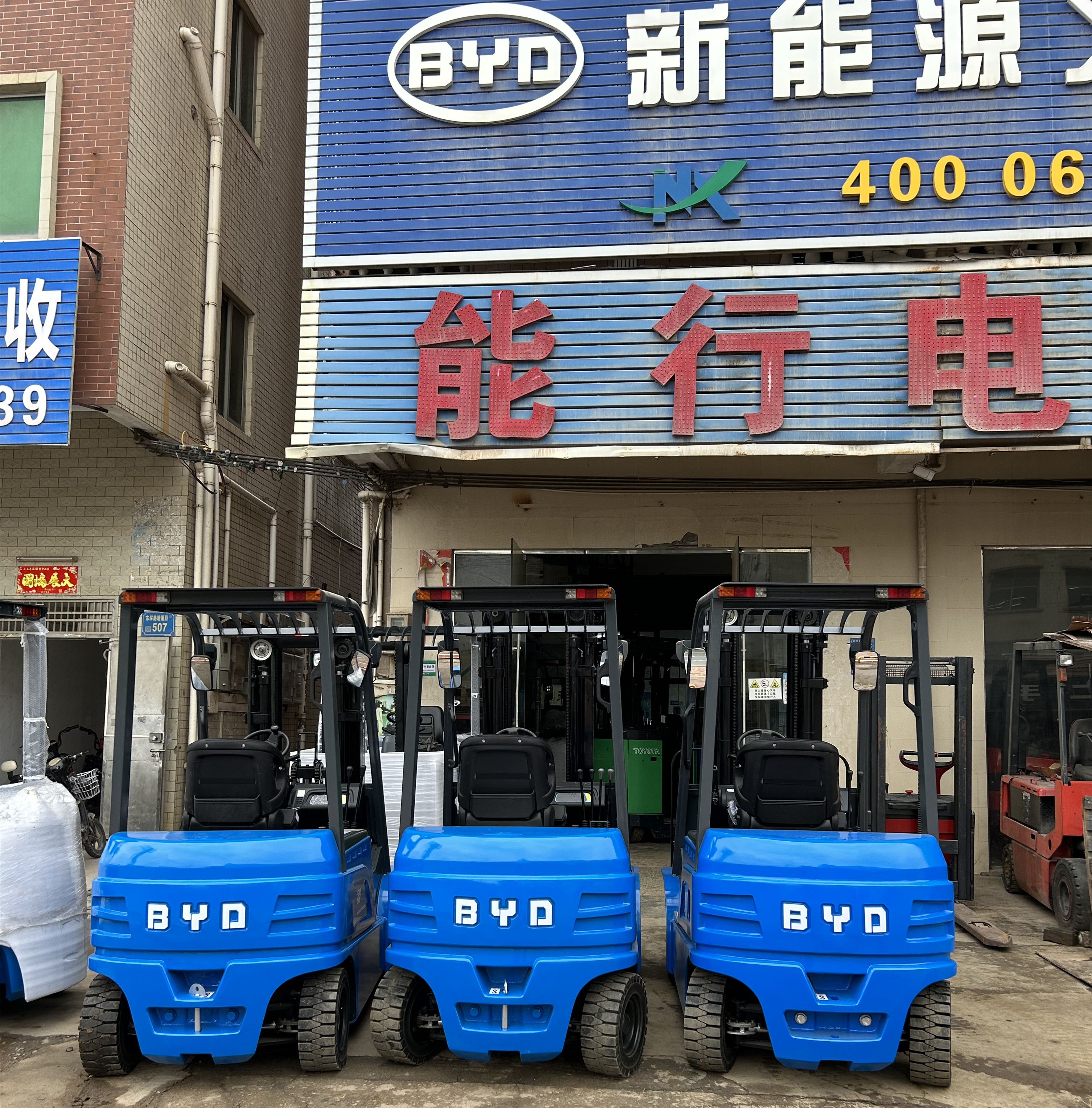 9.5成新三節(jié)自由提升門架帶調(diào)距叉2.5噸比亞迪鐵鋰電池叉車出租準(zhǔn)新車2.5噸比亞迪叉車