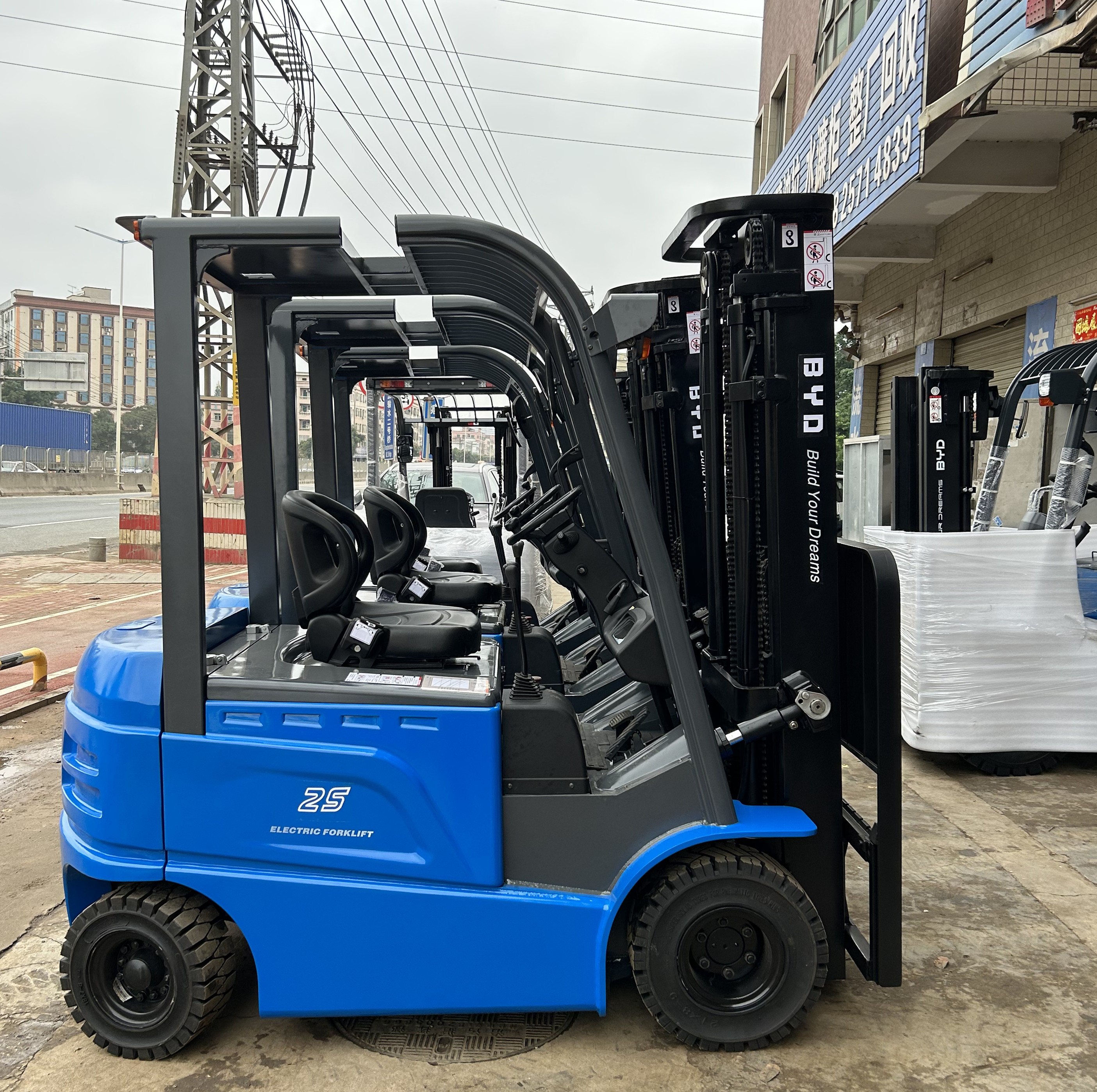 9.5成新三節(jié)自由提升門架帶調(diào)距叉2.5噸比亞迪鐵鋰電池叉車出租準(zhǔn)新車2.5噸比亞迪叉車