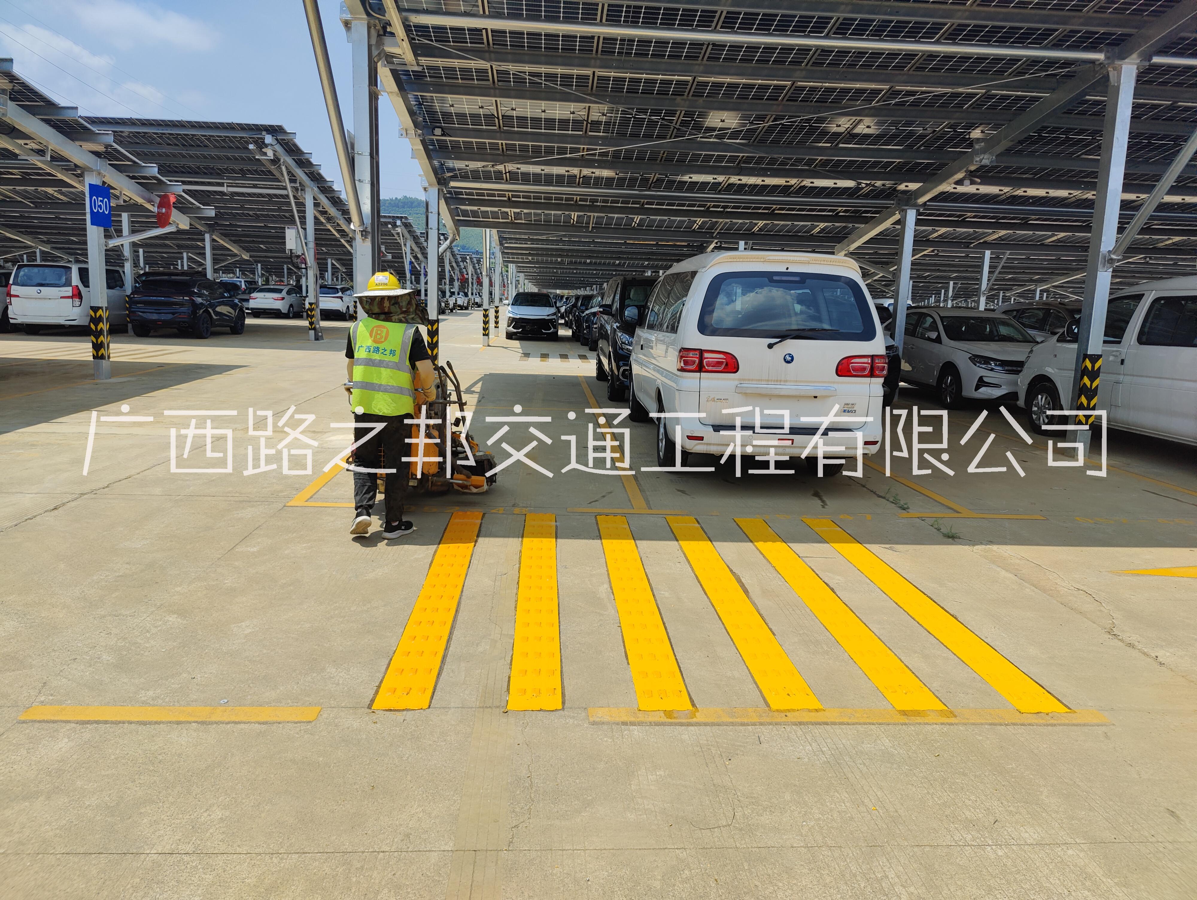 武鳴道路減速標(biāo)線、熱熔震蕩型標(biāo)線多少錢找廣西路之邦