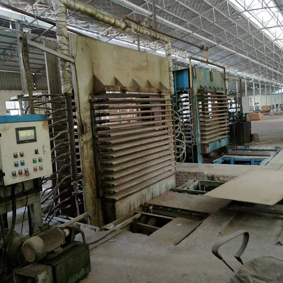 二手多層熱壓機轉(zhuǎn)讓 山東臨沂產(chǎn)3x6尺15層無錫油缸 壓力400噸