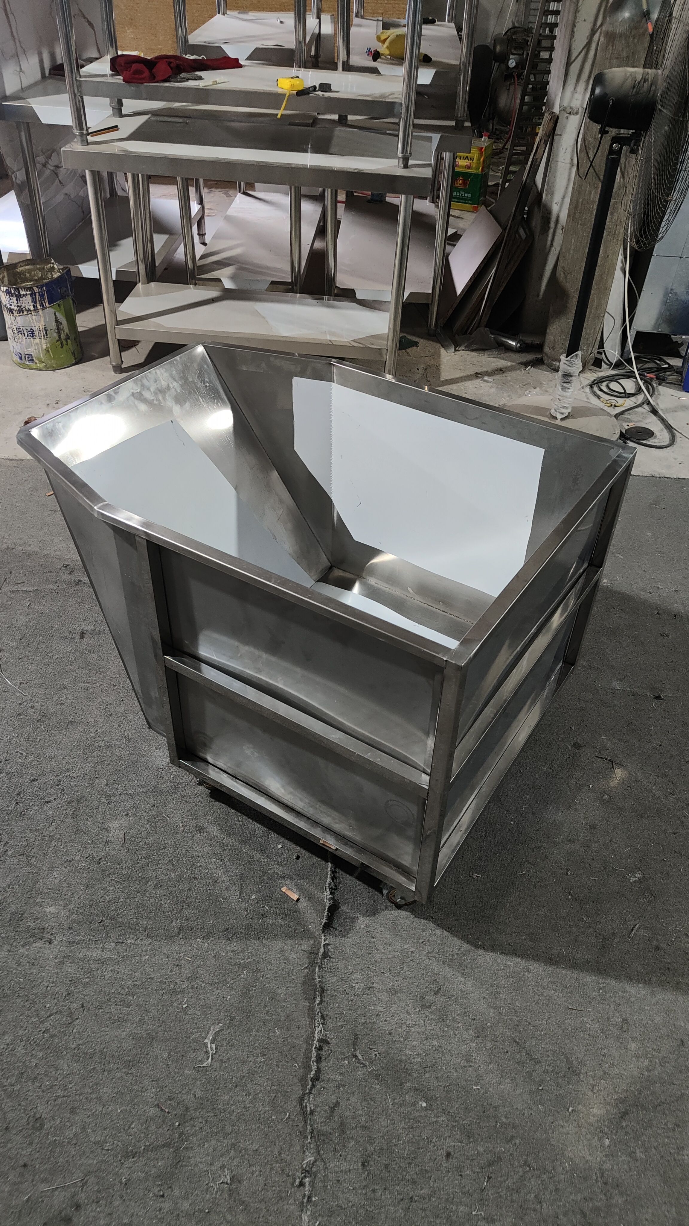 不銹鋼米面車  不銹鋼移動(dòng)式面粉車 商用加厚酒店廚房米面配料防潮存儲(chǔ)車