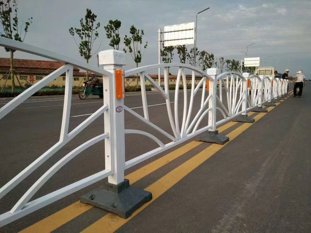 道路分離欄桿 公路隔離護(hù)欄 馬路市政圍欄 停車場(chǎng)柵欄生產(chǎn)廠家 可定制