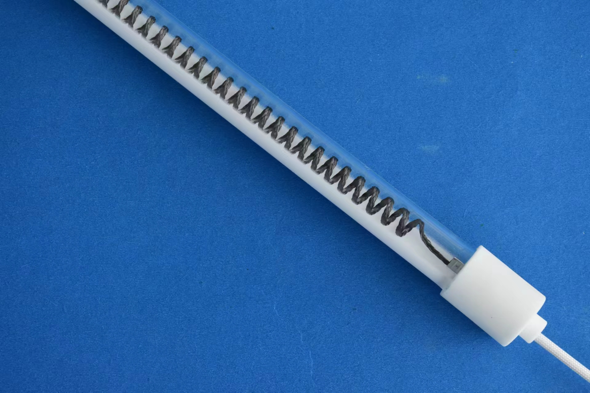連云港供應(yīng)半鍍白碳纖維加熱管生產(chǎn)廠家 防爆加熱管 功率可定制
