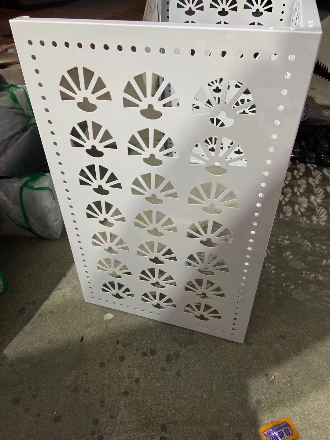 雕花鋁空調(diào)罩外墻空調(diào)裝飾鏤空中式鋁單板