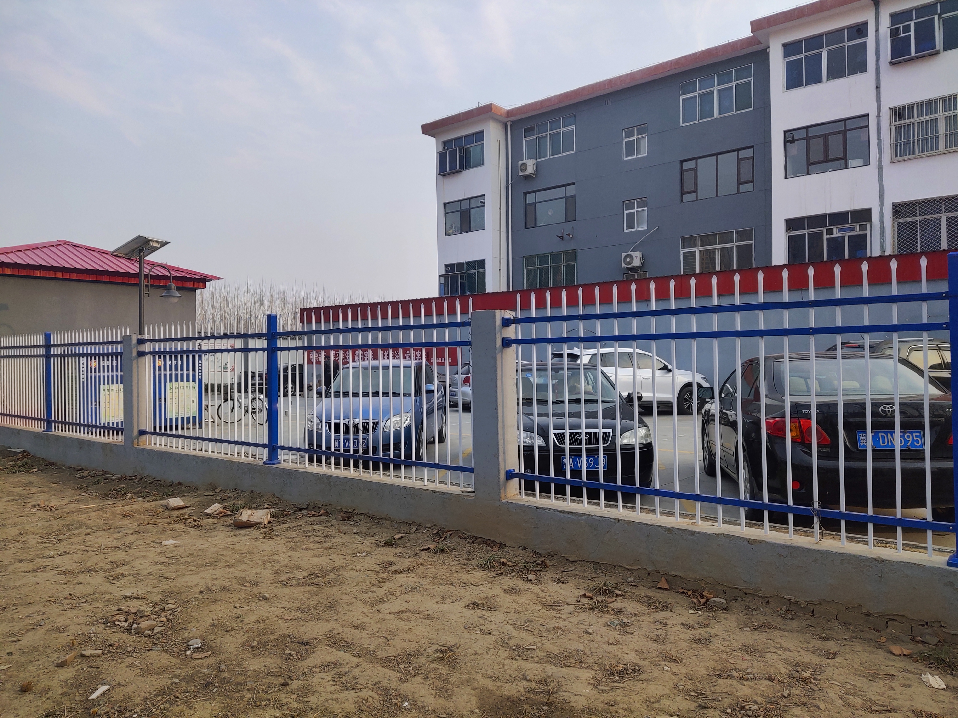 锌钢护栏小区护栏网 别墅庭院围墙防护栏学校厂区院墙隔离栅栏