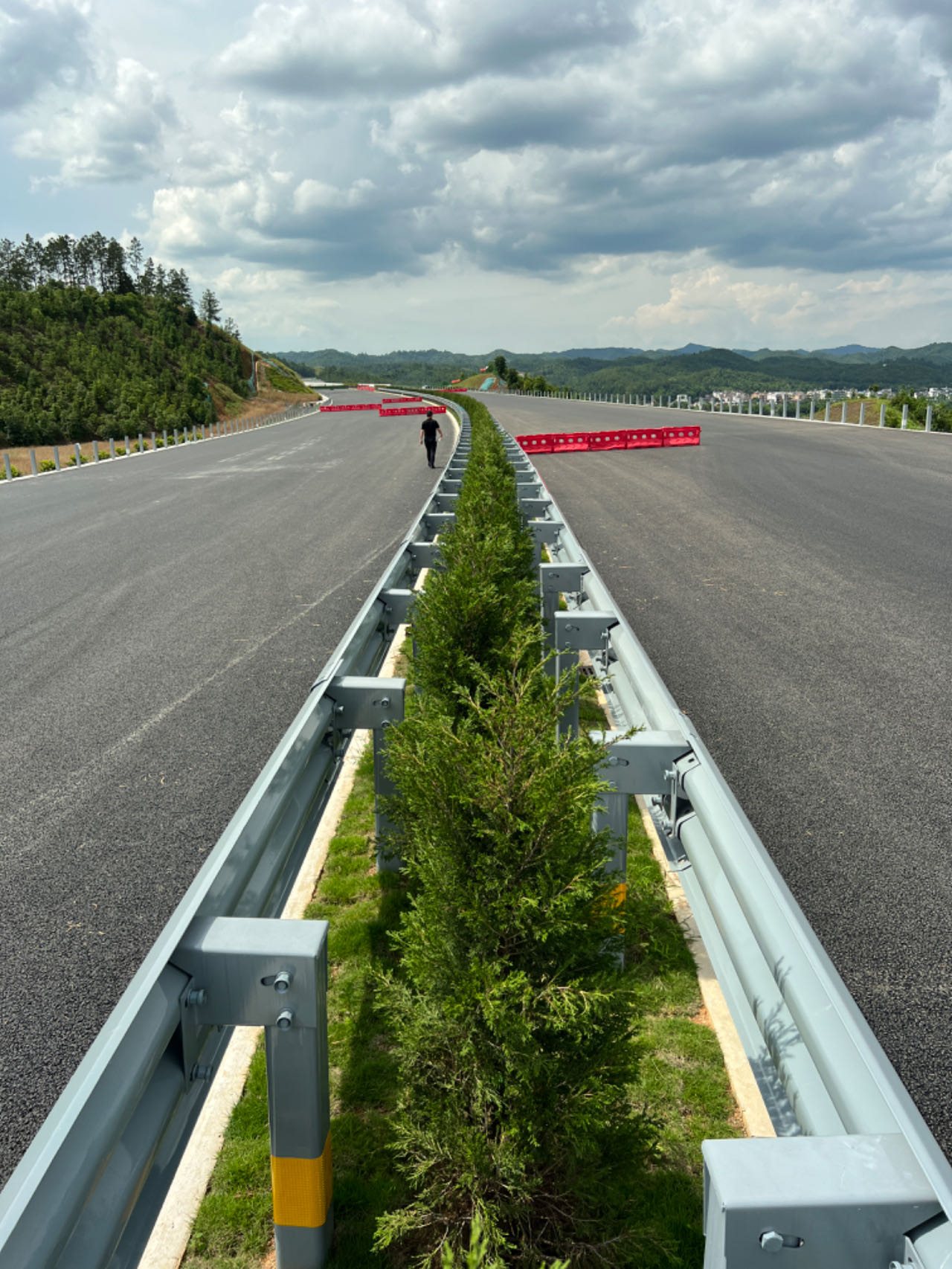 承接高速護(hù)欄安裝廠家.京哈高速護(hù)欄廠家安裝工程.北方高速護(hù)欄廠家