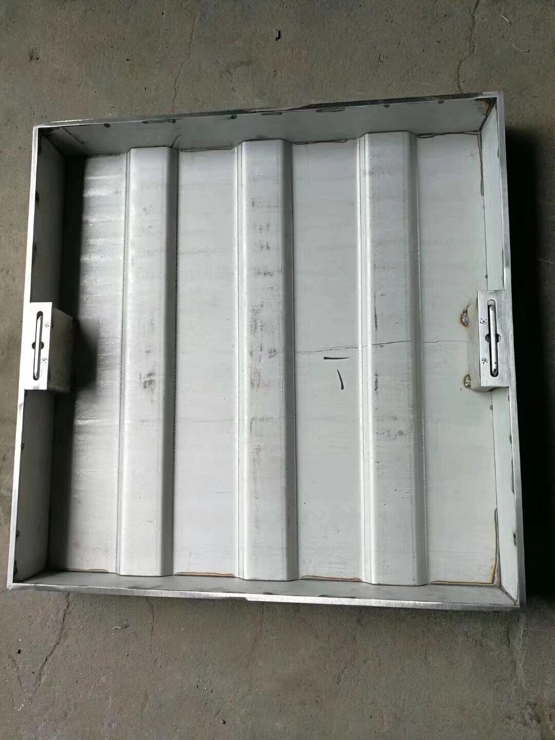 鄭州不銹鋼井蓋供貨商_哪家好_價錢_訂購熱線【新鄭市容與建材商行】