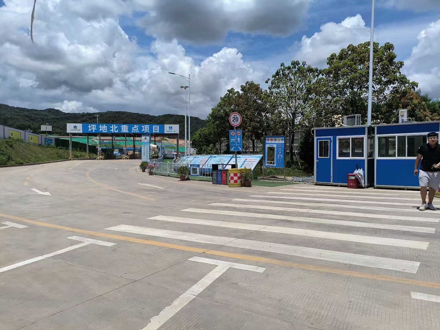 伸縮門電動(dòng)伸縮門廠家智能車牌識(shí)別伸縮門 段滑門工業(yè)么門