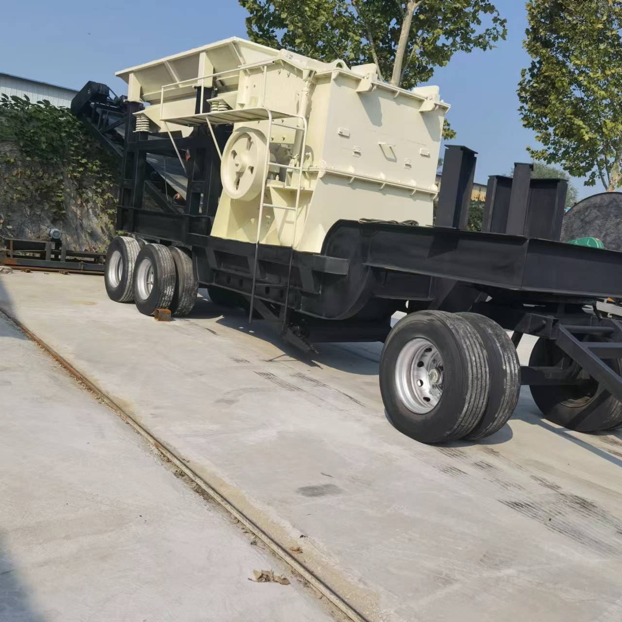 移動破碎機(jī)供應(yīng)商 移動破碎機(jī)多少錢  移動破碎機(jī)批發(fā)報價 河北移動破碎機(jī)價格