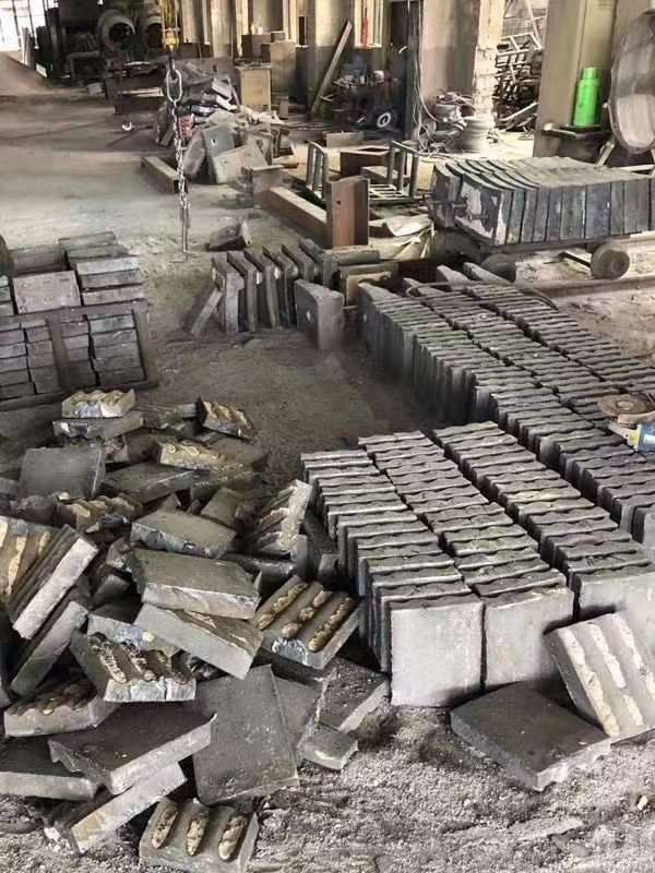 昆明供應襯板篩板 高鉻鑄鐵耐磨襯板 高錳鋼篩板 KMTBCr20防磨板生產(chǎn)廠家