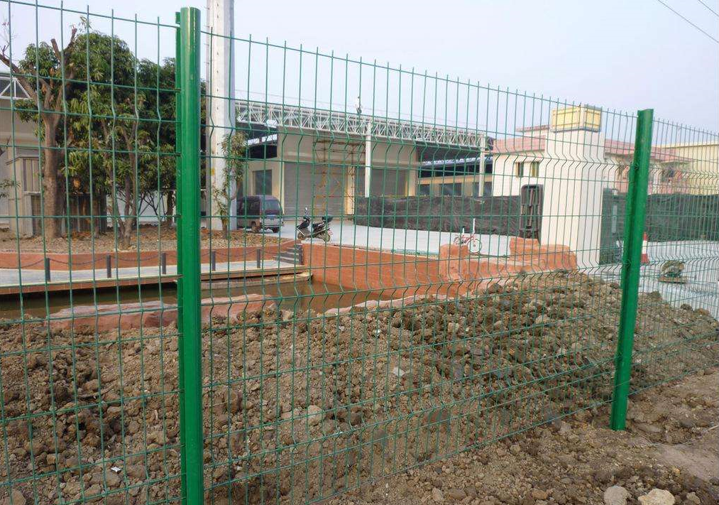 小區(qū)護(hù)欄網(wǎng)  折彎護(hù)欄網(wǎng)  綠色金屬圍欄網(wǎng)