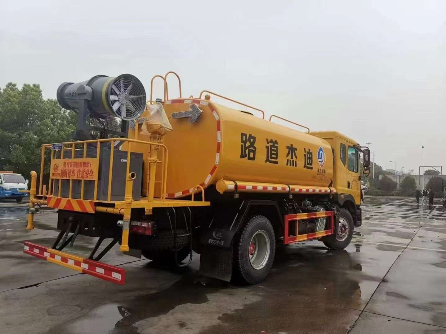 東風(fēng)D9灑水車廠家-園林灑水車多少錢-甘肅園林灑水車-程力集團(tuán)(查看)