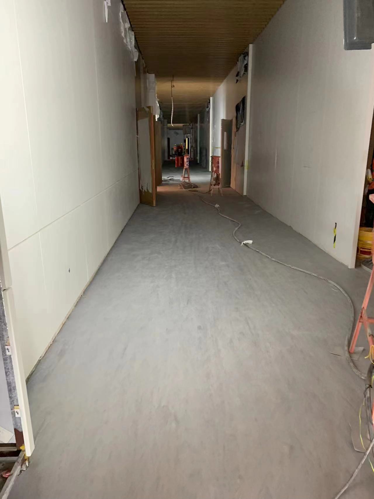 山東同質(zhì)透心塑膠地板廠家，批發(fā)，報價【青島藝欣園裝飾材料有限公司】