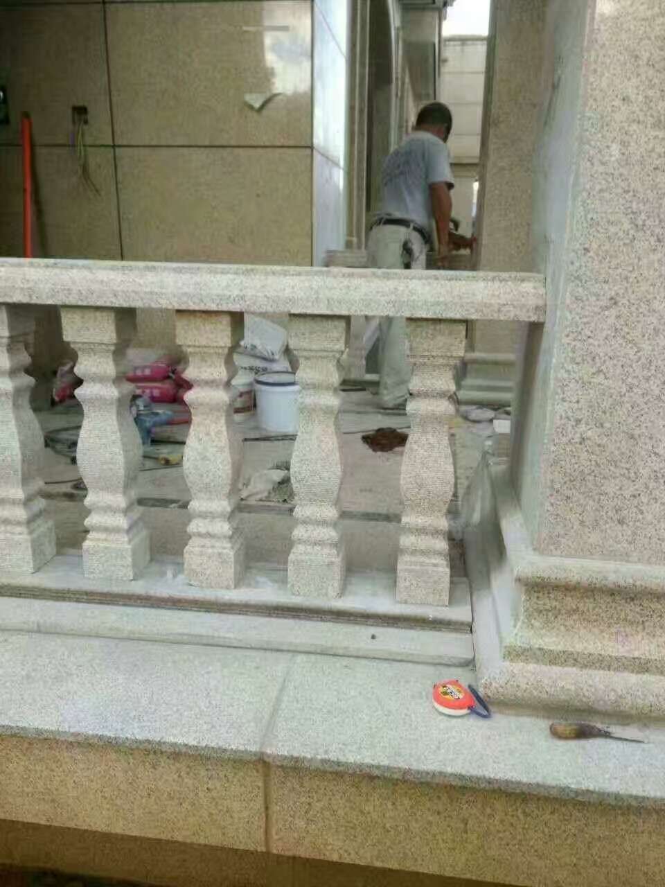 黃銹石橋欄桿景觀橋廠家山東別墅外墻雕花批發(fā)價格-多少錢-哪家好【汶上縣宏創(chuàng)石材制品廠】