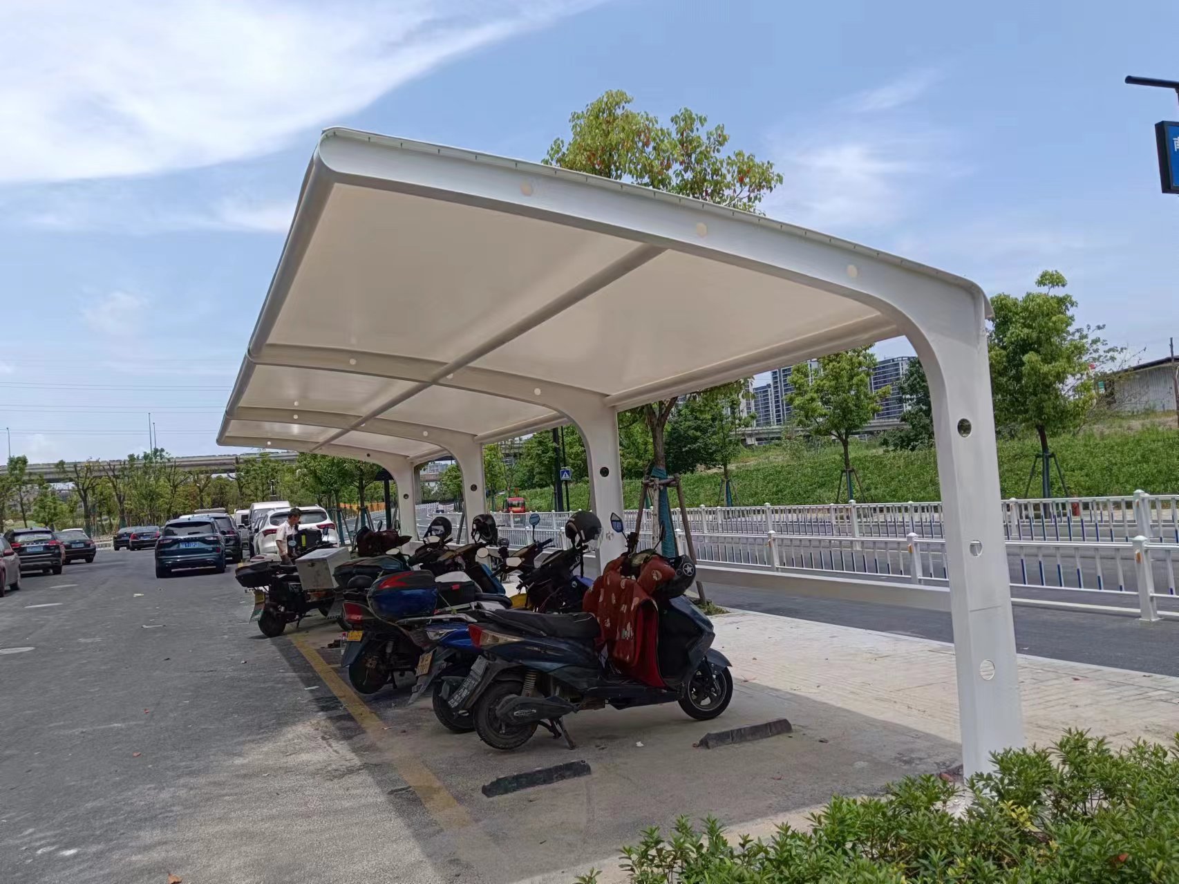 杭州小區(qū)電動(dòng)車停車棚 定制膜結(jié)構(gòu)七字型停車棚 張拉膜電動(dòng)車停車遮陽(yáng)篷