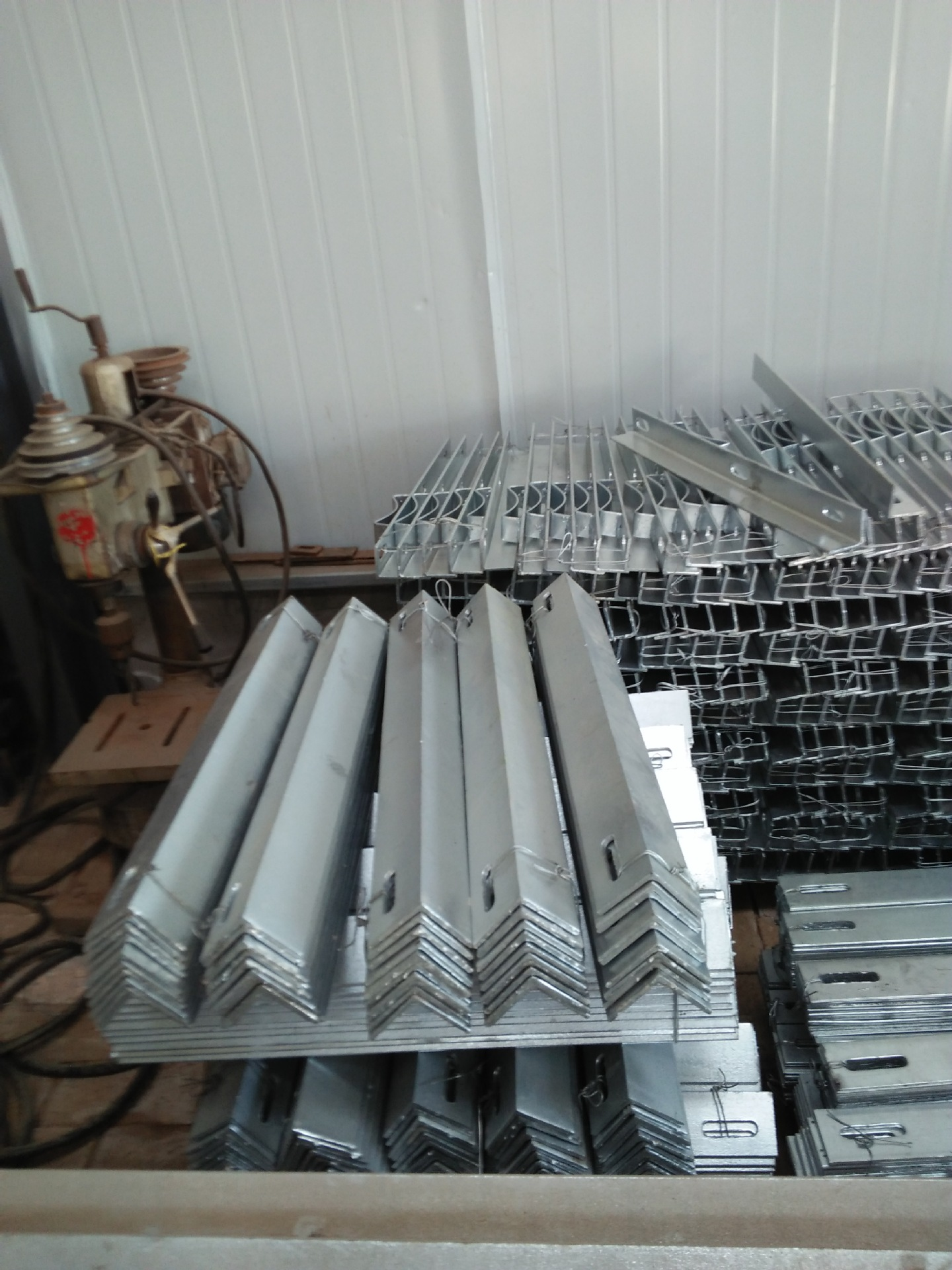 抱箍角鋼橫擔廠家 抱箍角鋼橫擔供應  河北抱箍角鋼廠家    河北新旺電力器材有限公司