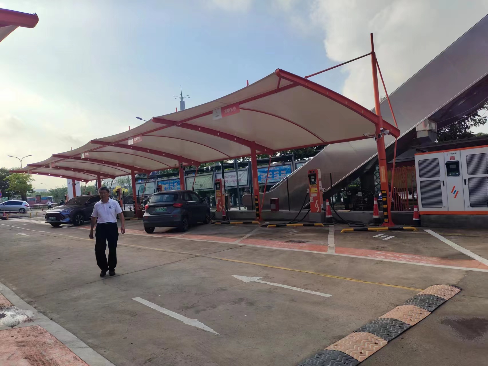 義烏福田小區(qū)充電張拉膜安裝電話、福田景觀張拉膜雨棚、 金華衢州義烏安裝廠家轎車折疊停車棚充電站棚