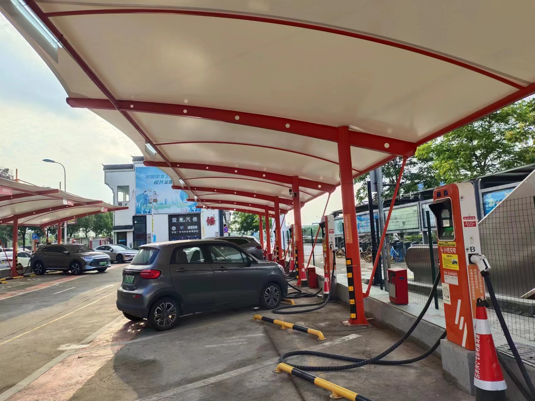 浙江義烏遮陽雨棚、本地大型雨蓬、伸縮遮陽棚廠家、 景棋膜結(jié)構(gòu)車棚