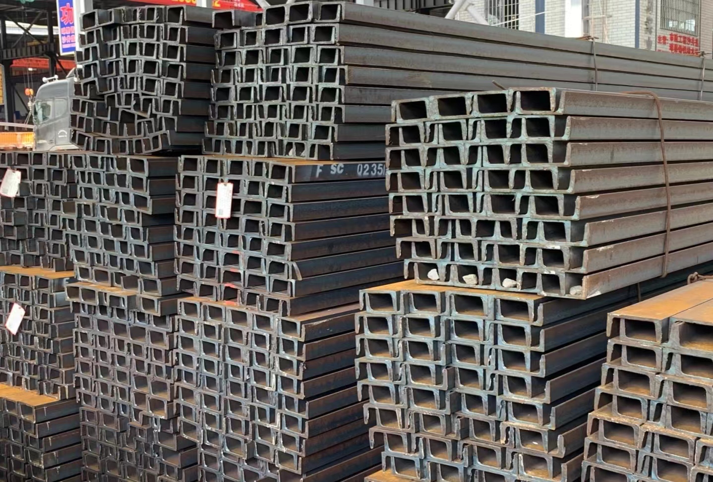 云南槽鋼廠家直銷-廠家價格-廠家批發(fā)【云南鋼偉商貿(mào)有限公司】